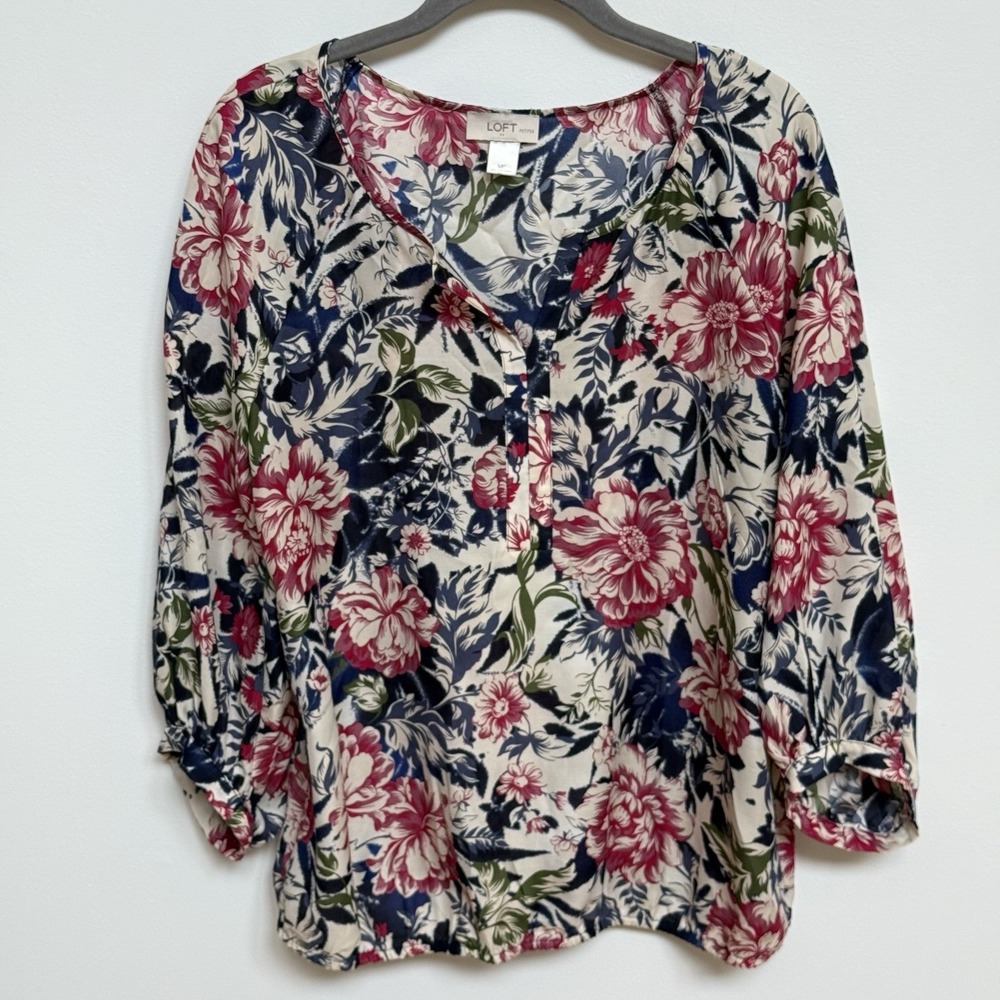 Ann Taylor Loft Factory V-Neck Faux Silk Floral 3/4 Sleeve Top Medium Petite - Picture 8 of 8